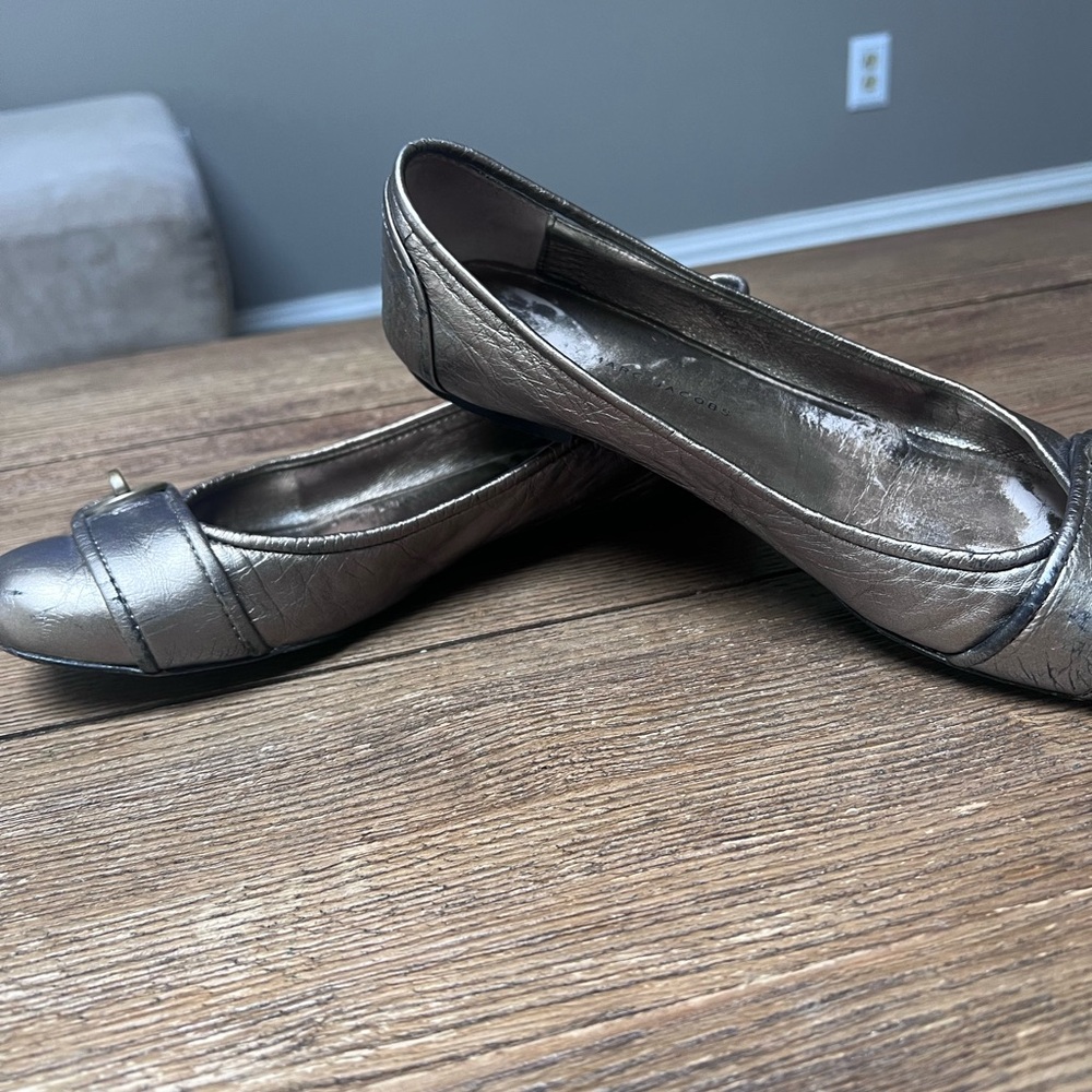 MARC JACOBS pewter metallic turnlock logo flats shoes - Picture 5 of 10